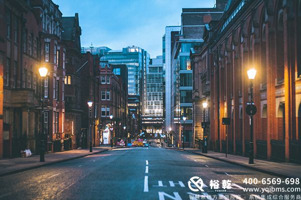 　　隨著城市化進程的加快，樓宇管理逐漸成為現(xiàn)代城市的重要組成部分。樓宇智能管理系統(tǒng)(Integrated Building Management System，簡稱IBMS)應運而生，成為解決樓宇運營管理效率、降低能耗、提升居住與工作環(huán)境的重要工具。本文將詳細探討樓宇IBMS系統(tǒng)的組成、功能、優(yōu)勢以及未來的發(fā)展趨勢。  　　一、什么是樓宇IBMS系統(tǒng)?  　　樓宇IBMS系統(tǒng)是一種集成的管理平臺，通過物聯(lián)網(wǎng)(IoT)、大數(shù)據(jù)、云計算等新興技術，將建筑內各種設備與系統(tǒng)(如空調、照明、安防、消防、能耗管理等)有效整合，實現(xiàn)集中監(jiān)控與管理。其目的是提升建筑的運營效率、降低能耗、保障居住者的安全，創(chuàng)造更加舒適的環(huán)境。  　　二、樓宇IBMS系統(tǒng)的核心組成  　　1. 監(jiān)控系統(tǒng)：樓宇IBMS系統(tǒng)能夠實時監(jiān)控建筑內各類設備的運行狀況，如空調系統(tǒng)的溫度、濕度水平，照明系統(tǒng)的電源狀態(tài)等。這些數(shù)據(jù)可以通過可視化界面直觀展現(xiàn)，便于運維人員快速做出響應。  　　2. 能源管理系統(tǒng)：通過對建筑內能耗的實時跟蹤，實現(xiàn)能耗數(shù)據(jù)的分析與優(yōu)化，幫助管理者制定更為科學的能耗策略，降低運營成本。  　　3. 安全與安防系統(tǒng)：集成視頻監(jiān)控、門禁控制、報警系統(tǒng)等，以確保建筑內人員及財產(chǎn)的安全。這一模塊能夠實時識別異常情況，并立即通知相關人員或部門采取措施。  　　4. 建筑自動化系統(tǒng)：樓宇IBMS系統(tǒng)利用傳感器和控制器實現(xiàn)對建筑內部環(huán)境(如溫度、濕度、光照等)的自動調節(jié)，提升居住舒適度。  　　5. 通訊與網(wǎng)絡系統(tǒng)：為了保障各個系統(tǒng)的高效協(xié)作，樓宇IBMS系統(tǒng)還需要強大的通訊與網(wǎng)絡基礎設施支持。這包括有線網(wǎng)絡、無線網(wǎng)絡和云計算平臺。  　　三、樓宇IBMS系統(tǒng)的功能與優(yōu)勢  　　1. 提升管理效率：樓宇IBMS系統(tǒng)可以將建筑內各類設備的操作整合到一個平臺上，管理者通過該系統(tǒng)即可進行智能控制，降低了人力成本，提升了工作效率。  　　2. 降低能耗：通過實時監(jiān)測與數(shù)據(jù)分析，IBMS系統(tǒng)能夠識別能耗異常，并及時進行調整，幫助建筑降低能耗和運營成本，實現(xiàn)綠色建筑目標。  　　3. 改善居住體驗：樓宇IBMS系統(tǒng)可以根據(jù)使用者的需求自動調節(jié)室內環(huán)境，如調節(jié)空調的溫度與濕度、照明的亮度等，確保員工在舒適的環(huán)境中工作，提高工作效率。  　　4. 提高安全性：集成的安防系統(tǒng)能夠實時監(jiān)測潛在風險，并及時發(fā)出預警，保障建筑及其使用者的安全。尤其在火災、入侵等突發(fā)事件中，IBMS系統(tǒng)能迅速響應，最大限度地減少損失。  　　5. 可擴展性與靈活性：樓宇IBMS系統(tǒng)具有良好的可擴展性，能夠根據(jù)建筑的不同需求，靈活添加或調整模塊，確保系統(tǒng)始終適應建筑的運營變化。  　　四、樓宇IBMS系統(tǒng)的應用場景  　　1. 商業(yè)辦公樓：在大型商業(yè)辦公樓中，樓宇IBMS系統(tǒng)能夠實時監(jiān)控各項運營數(shù)據(jù)，幫助管理者進行有效的資產(chǎn)管理和空間利用，提升辦公環(huán)境的舒適度和安全性。  　　2. 酒店與會展中心：在酒店及會展中心，IBMS系統(tǒng)可通過智能化管理提升客戶體驗，如智能燈光控制、溫度調節(jié)等，提升客滿時的運營效率。  　　3. 醫(yī)療機構：醫(yī)院等醫(yī)療機構對于環(huán)境的要求極高，樓宇IBMS系統(tǒng)可以保證醫(yī)院內部空氣質量、溫濕度維持在最佳狀態(tài)，保障患者與醫(yī)務人員的安全與舒適。  　　4. 工業(yè)廠房：在工業(yè)企業(yè)中，IBMS系統(tǒng)可以有效監(jiān)控和管理設備的運行狀態(tài)，降低設備故障率，同時優(yōu)化能耗管理，提高生產(chǎn)效率。  　　五、樓宇IBMS系統(tǒng)的未來發(fā)展趨勢  　　1. 智能化水平提升：隨著人工智能及機器學習技術的發(fā)展，IBMS系統(tǒng)將變得更加智能，能夠根據(jù)歷史數(shù)據(jù)和實時監(jiān)測自動優(yōu)化建筑管理策略。  　　2. 云計算的廣泛應用：未來的IBMS系統(tǒng)將更多地依賴云計算，通過云平臺實現(xiàn)數(shù)據(jù)的存儲、管理與分析，推動建筑管理的數(shù)字化轉型。  　　3. 物聯(lián)網(wǎng)技術的深度整合：IBMS系統(tǒng)將與物聯(lián)網(wǎng)設備深度融合，建立起更為廣泛的智能設備生態(tài)，實現(xiàn)建筑內部的全面互聯(lián)與自動化管理。  　　4. 可持續(xù)發(fā)展的推動：環(huán)保與可持續(xù)發(fā)展將是未來IBMS系統(tǒng)發(fā)展的重要方向，樓宇IBMS系統(tǒng)通過實時監(jiān)測與數(shù)據(jù)分析，幫助建筑達到更低的碳排放標準，實現(xiàn)可持續(xù)運營。  　　5. 用戶體驗至上的設計：未來的IBMS系統(tǒng)將更加注重用戶體驗，通過更為簡潔的界面、更流暢的操作流程保障用戶的便捷性，提升用戶對系統(tǒng)的認可度。  　　結論  　　樓宇IBMS系統(tǒng)作為現(xiàn)代建筑管理的重要工具，憑借其強大的集成能力和智能化管理，為建筑的高效運營、節(jié)能降耗及安全保障提供了有力支持。隨著技術的不斷進步和發(fā)展，IBMS系統(tǒng)的應用前景將更加廣闊，必將引領未來建筑管理方式的變革。